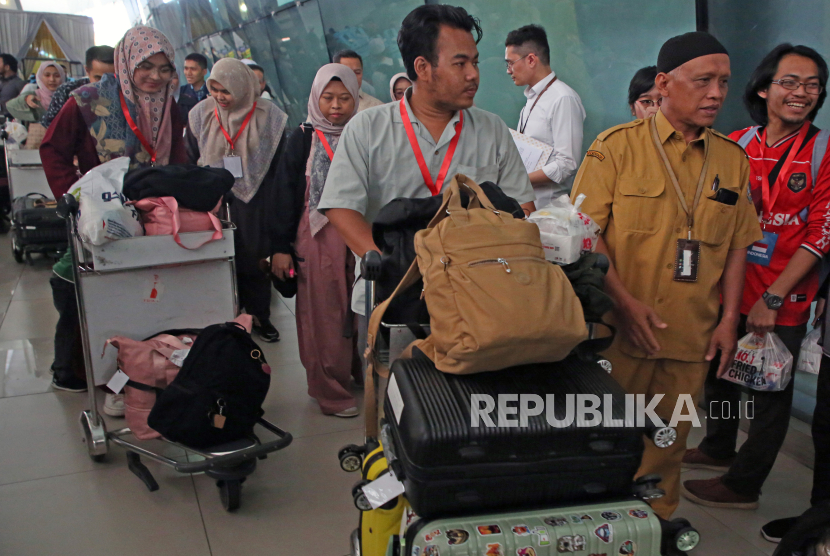 Sejumlah WNI yang kembali dari Lebanon, menuju pintu keluar setibanya di Terminal 3 Bandara Soekarno Hatta, Tangerang, Banten, Senin (7/10/2024).