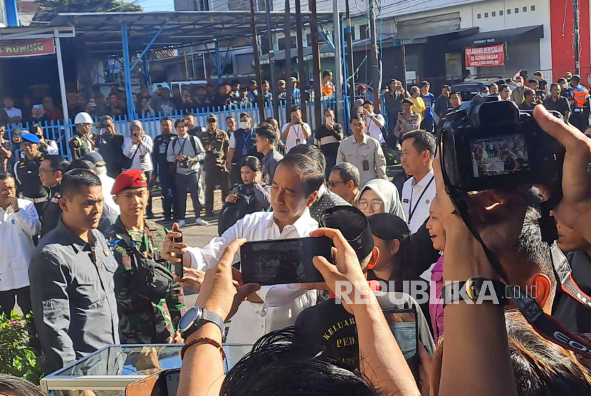 Presiden Joko Widodo (Jokowi) berkunjung ke Pasar Cihapit, Kota Bandung, Jawa Barat, Rabu (12/7/2023).