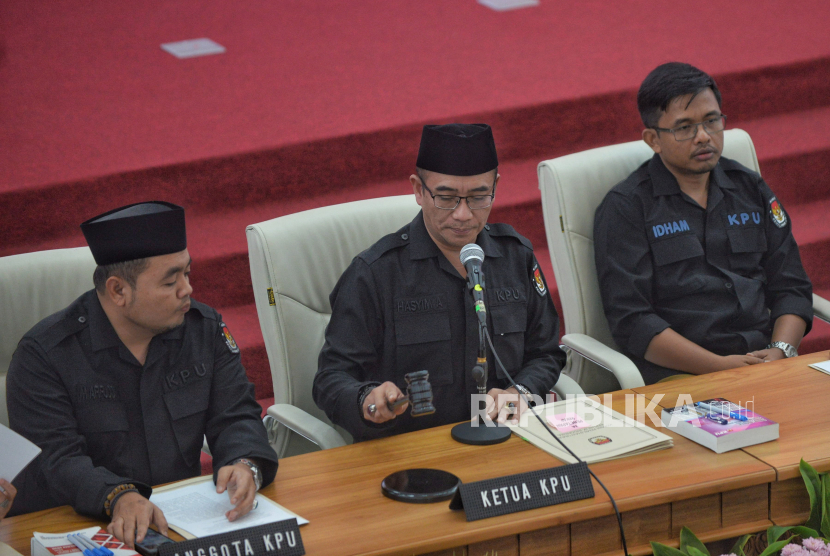 Ketua KPU Hasyim Asyari memimpin rapat pleno terbuka penetapan hasil pemilu tahun 2024 tingkat nasional di Gedung KPU, Jakarta, Rabu (20/3/2024). Berdasarkan penetapan KPU atas rekapitulasi hasil penghitungan dan perolehan suara tingkat nasional Pilpres 2024, capres dan cawapres nomor urut 2 Prabowo Subianto-Gibran Rakabuming Raka dinyatakan memperoleh 96.214.691 suara, sementara capres-cawapres nomor urut 1 Anies Baswedan-Muhaimin Iskandar meraih 40.971.906 suara dan capres-cawapres nomor urut 3 Ganjar Pranowo-Mahfud MD meraih 27.040.878 suara.