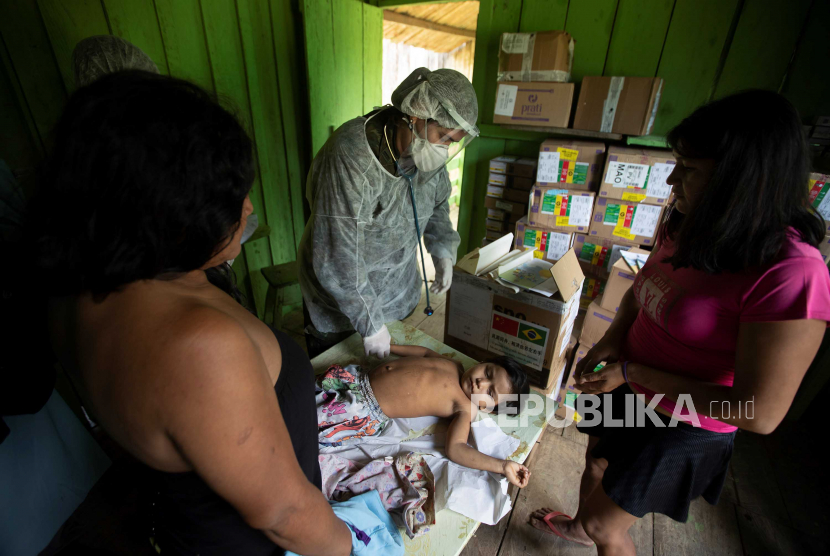 Dokter dari Angkatan Bersenjata melakukan tes COVID-19 cepat untuk penduduk asli Yanomami di wilayah Waikas di Auaris, Brasil, 30 Juni 2020.
