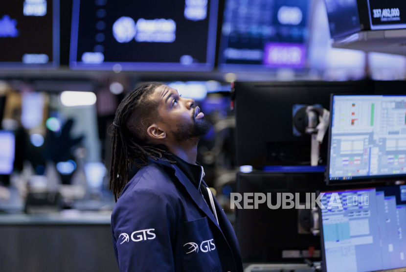 Seorang pedagang bekerja di lantai Bursa Efek New York pada awal hari perdagangan di New York, New York, AS, 25 Januari 2023.