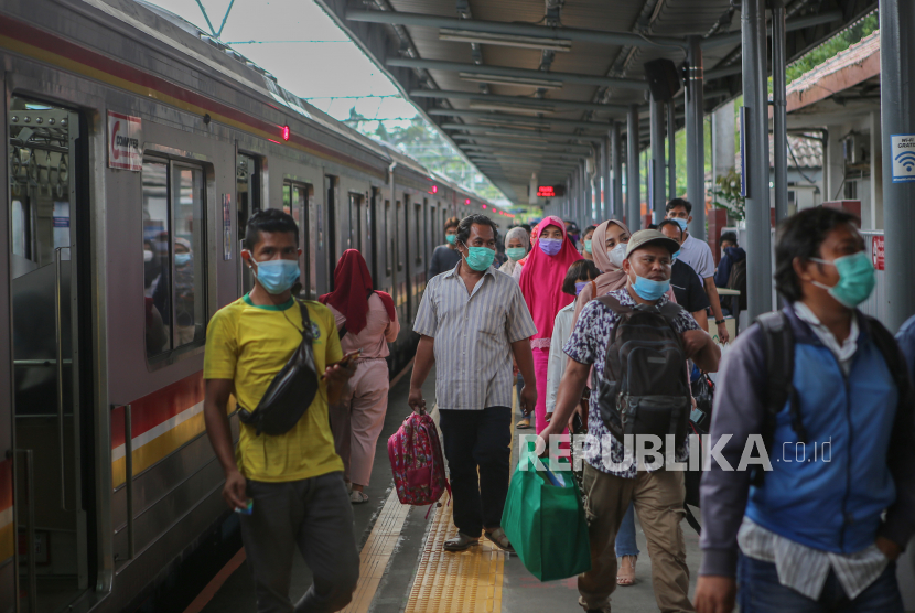 Sejumlah penumpang KRL Commuter Line berjalan setibanya di Stasiun Tangerang, Kota Tangerang, Banten, Rabu (20/1/2021). PT Kereta Commuter Indonesia (KCI) mencatat, total pengguna KRL Commuter Line selama sepekan Pemberlakuan Pembatasan Kegiatan Masyarakat (PPKM) pada 11-17 Januari 2021 turun tiga persen menjadi 2,29 juta orang dibandingkan sebelum penerapan PPKM sebanyak 2,37 juta orang antara 4-10 Januari 2021.