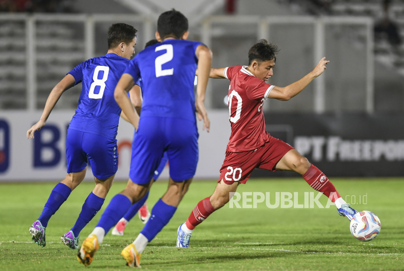 Pesepak bola timnas U-20 Arlyansyah Abdulmanan (kanan) berusaha melewati pesepak bola Uzbekistan Rizakulov Giyosjon (tengah) dan Reimov Mukhammedali (kiri) pada International Friendly Match di Stadion Madya GBK, Jakarta, Selasa (30/1/2024). Timnas U-20 kalah dengan skor 2-3.  