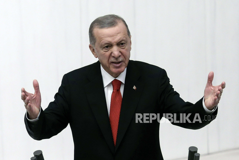 Presiden Turki Recep Tayyip Erdogan pada Ahad (1/10/2023), mengatakan bahwa Ankara tidak lagi mengharapkan apapun dari Uni Eropa setelah menunggu lebih dari 40 tahun untuk bergabung dengan blok ters