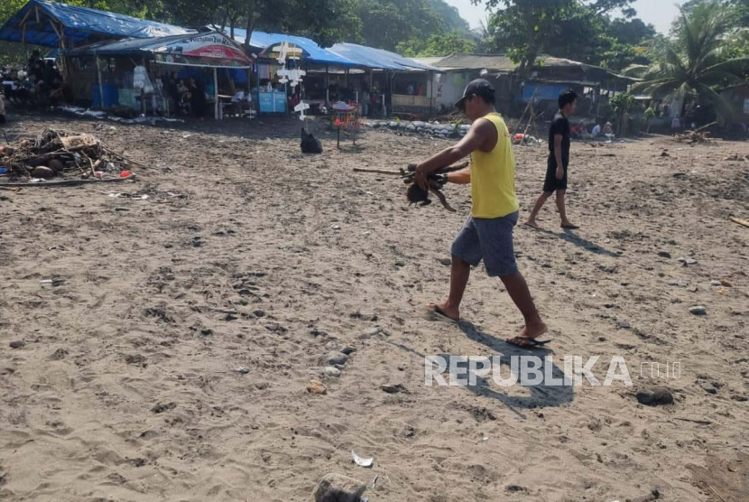 (ILUSTRASI) Kegiatan bersih-bersih di kawasan pantai.