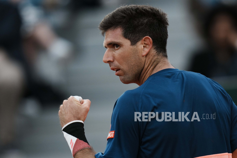Reaksi Federico Delbonis dari Argentina setelah memenangkan poin melawan Andrey Rublev dari Rusia dalam pertandingan putaran kedua turnamen tenis Prancis Terbuka di stadion Roland Garros Kamis, 26 Mei 2022 di Paris.