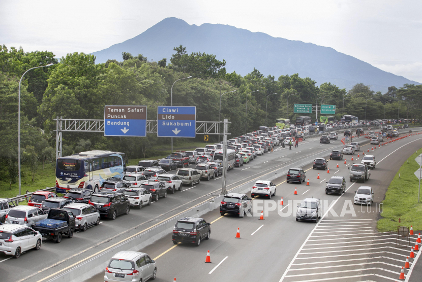 PT Jasa Marga (Persero) dan kepolisian memberlakukan rekayasa lalu lintas lawan arus (contraflow) di Jalan Tol Jakarta-Cikampek (Japek).