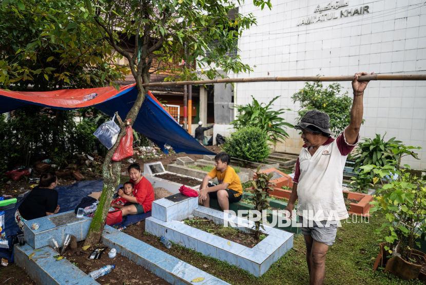 Rumahnya Terendam Banjir, Warga Pejaten Timur Mengungsi di Kuburan