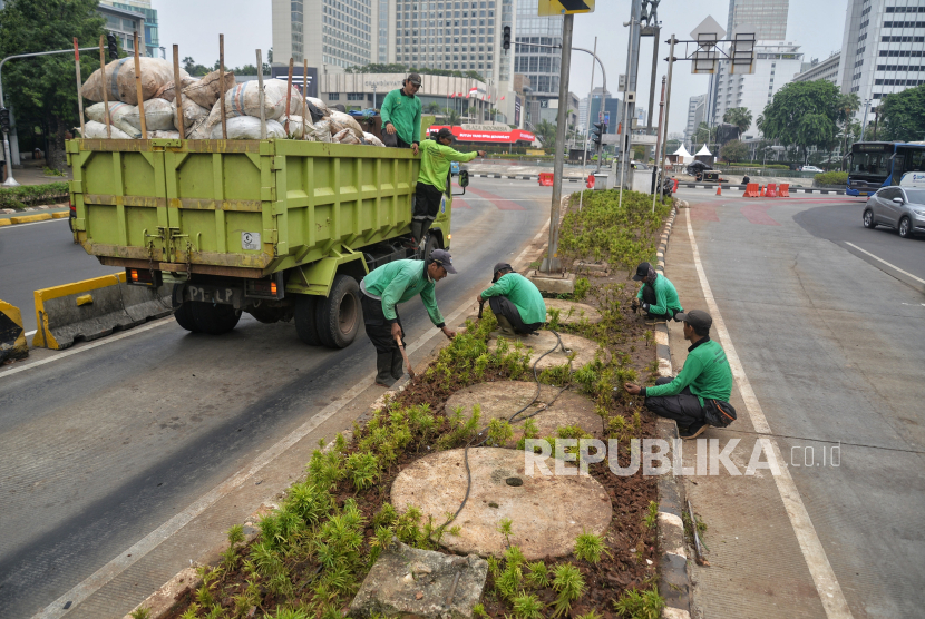 Petugas Dinas Pertamanan dan Hutan Kota Provinsi DKI Jakarta memperbaiki tanaman hias yang rusak. Pemprov DKI sebut taman yang rusak akibat malam tahun baru hanya 208 meter persegi.