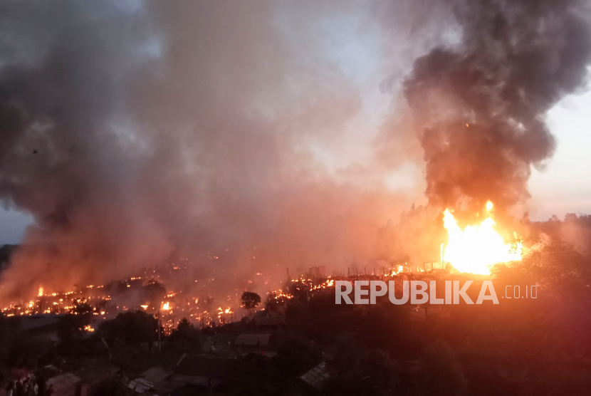 Kebakaran hebat terjadi di kamp pengungsi Rohingya Balukhali di Cox