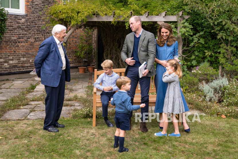 Pangeran Inggris William (3-R), Duke of Cambridge, Catherine (2-R) Duchess of Cambridge, Pangeran George (2-L), Putri Charlotte (kanan) dan Pangeran Louis (3-L) dengan Sir David Attenborough (kiri) di taman Istana Kensington.