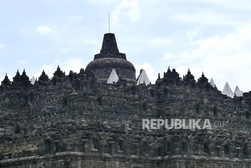 Candi Borobudur, Magelang, Jawa Tengah. PT Taman Wisata Candi (TWC) Borobudur, Prambanan & Ratu Boko (Persero) salah satu BUMN di sektor wisata yang mampu menerapkan protokol kesehatan serta SNI di lingkungan perusahaannya. 