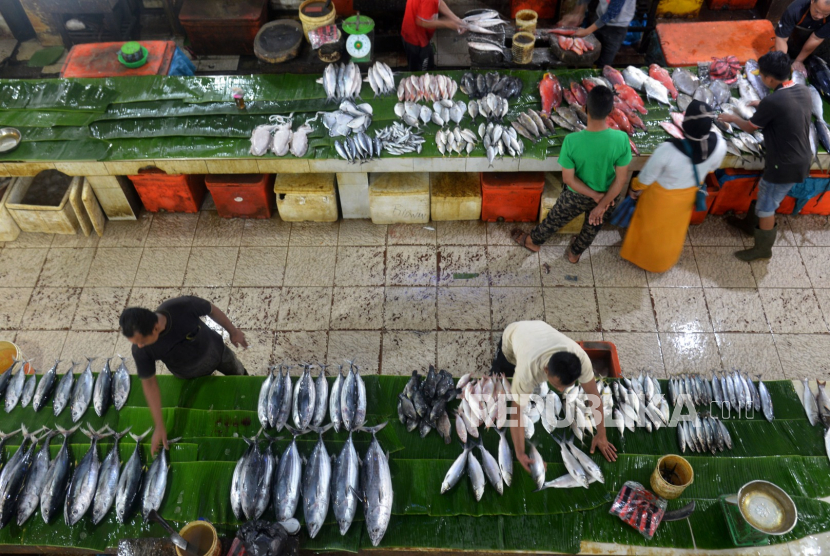 Warga berbelanja ikan segar pada hari terakhir Meugang Ramadhan di pasar Peunayung, Banda Aceh, Aceh, Kamis (23/4/2020). Pedagang menyatakan, pada hari terakhir tradisi Meugang menyambut Ramadhan, permintaan ikan sepi sedangkan persediaan ikan untuk kebutuhan seminggu ke depan melimpah 