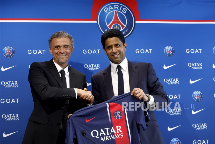 Pelatih Spanyol Luis Enrique (kiri) berjabat tangan dengan CEO Paris Saint-Germain Nasser Al-Khelaifi. 