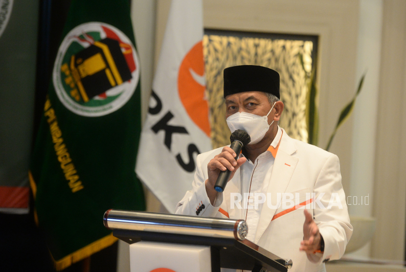 Presiden PKS Ahmad Syaikhu memberikan sambutan dalam peretemuan silahturahmi dengan PPP di DPP PKS, Jakarta, Rabu (14/4). Pertemuan tersebut dalam rangka silaturahmi kebangsaan sekaligus menyamakan pandangan terkait langkah-langkah politik yang memihak umat.Prayogi/Republika
