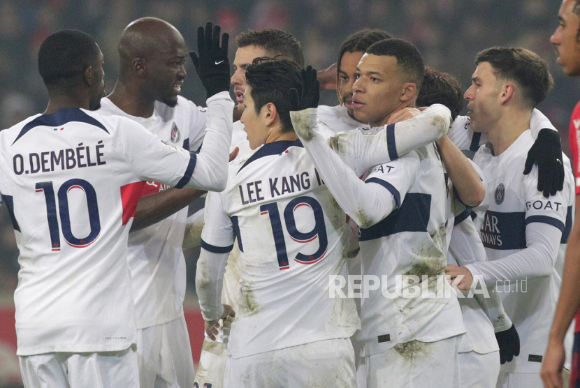 Kylian Mbappe dari PSG merayakan bersama rekan satu timnya setelah mencetak gol. 