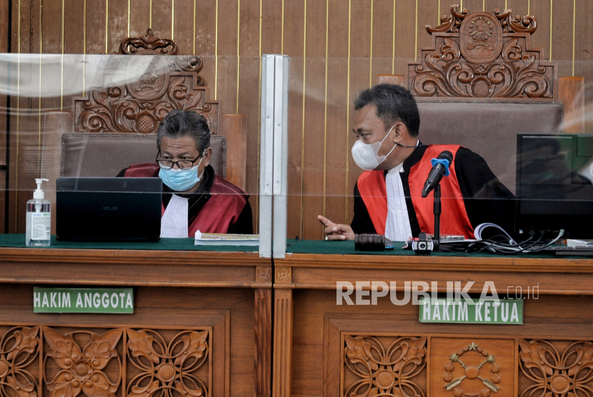 Hakim Ketua Muhammad Arif Nuryanta (kanan) berhincang bersama Hakim Anggota saat sidang tuntutan terkait dugaan unlawful killing atau pembunuhan diluar proses hukum kepada laskar FPI yang digelar secara daring di Pengadilan Negeri Jakarta Selatan, Jakarta, Selasa (22/2/2022). Dua terdakwa dugaan unlawful killing Laskar FPI yakni Briptu Fikri Ramadhan dan Ipda M Yusmin Ohorella dituntut 6 tahun penjara oleh Jaksa Penuntut Umum (JPU) setelah terbukti secara sag melakukan pidana merampas nyawa orang secara bersama-sama. Republika/Thoudy Badai