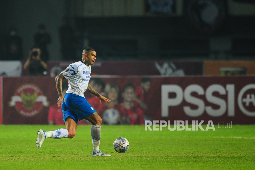 Striker Persib Ciro Alves menggiring bola pada laga Grup C Piala Presiden antara Persebaya melawan Persib Bandung di Stadion Gelora Bandung Lautan Api, Bandung, Jumat (17/6/2022). Persib Bandung berhasil meraih poin penuh dengan skor 3-1.