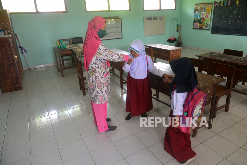 Siswa kelas 1 mencium tangan Guru usai belajar  di SDN Banyurejo 4, Tempel, Sleman, Yogyakarta, Senin (18/7/2022). (Ilustrasi)