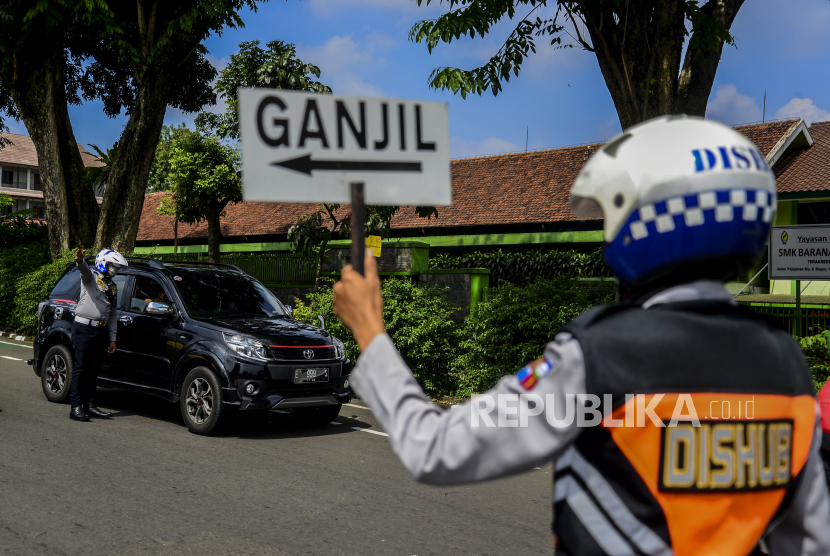 Petugas Dishub menghentikan kendaraan saat pemberlakuan aturan ganjil genap di Jalan Pajajaran, Kota Bogor, Jawa Barat, Ahad (20/6). Pemerintah Kota Bogor kembali memberlakukan aturan ganjil genap untuk kendaraan roda dua dan empat pada setiap akhir pekan untuk mengurangi mobilitas warga sekaligus mengendalikan lonjakan kasus positif Covid-19 di Kota Bogor. Republika/Putra M. Akbar