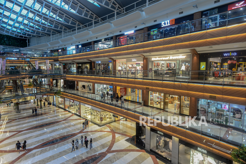 Pusat perbelanjaan Pondok Indah Mall, Jakarta, Ahad (15/6). Ketika masyarakat telah terbiasa berbelanja secara daring, mal menghadapi tantangan untuk menjadi bukan sekadar tempat belanja.