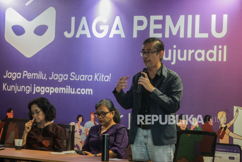 Salah satu pemrakarsa JagaPemilu.com Luky Djani (kanan) bersama pendiri PSHK Bivitri Susanti (tengah) di Jakarta, Jumat (5/1/2024).