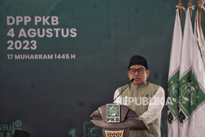 Ketua Umum PKB Muhaimin Iskandar menyampaikan sambutan pada Haul ke-14 Abdurrahman Wahid atau Gus Dur di Kantor DPP PKB, Jakarta, Junat (4/8/2023). DPP PKB menggelar acara Haul ke-14 almarhum Abdurahman Wahid atau Gus Dur yang diisi dengan pembacaan tahlil, testimoni tokoh, musikalisasi puisi dan pengajian haul. Acara tersebut juga dihadiri oleh sejumlah jajaran petinggi PKB.