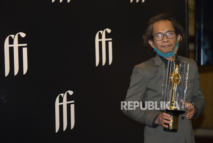 Aktor Gunawan Maryanto berpose usai memenangkan kategori Pemeran Pria Terbaik Festival Film Indonesia (FFI) 2020 di Jakarta, Sabtu (5/12/2020). Gunawan meninggal dunia pada Rabu (6/10). 