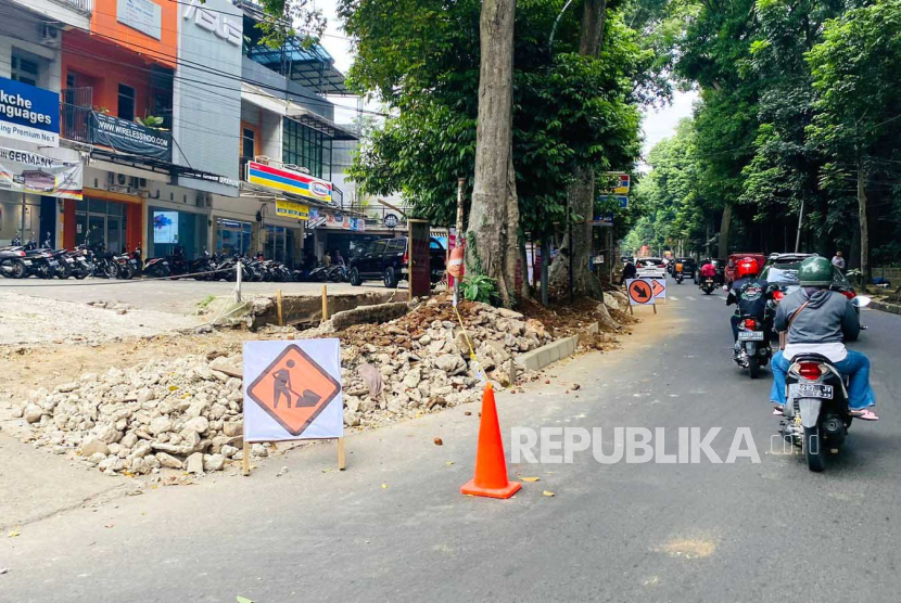 Pemerintah Kota (Pemkot) Bogor tengah memperbaiki jalur pedestrian di Jalan Ahmad Yani, Kecamatan Tanah Sareal, Kota Bogor, Jumat (28/7/2023). 