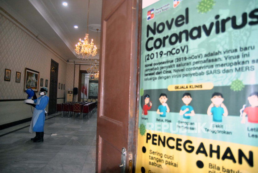 Petugas melakukan penyemprotan disinfektan untuk antisipasi virus corona di Bogor, ilustrasi