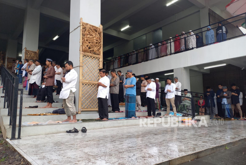Jamaah Muhammadiyah melaksanakan sholat Idul Adha di GOR Sukapura, Kompleks Olahraga Dadaha, Kota Tasikmalaya, Rabu (28/6/2023).