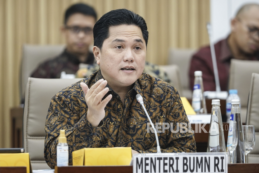Menteri BUMN Erick Thohir menyampaikan paparan pada rapat kerja dengan Komisi VI DPR di Kompleks Parlemen, Senayan, Jakarta, Kamis (31/8/2023). Rapat tersebut membahas RKA K/L Tahun Anggaran 2024 dan pelaksanaan anggaran sampai dengan triwulan II Tahun Anggaran 2023. 