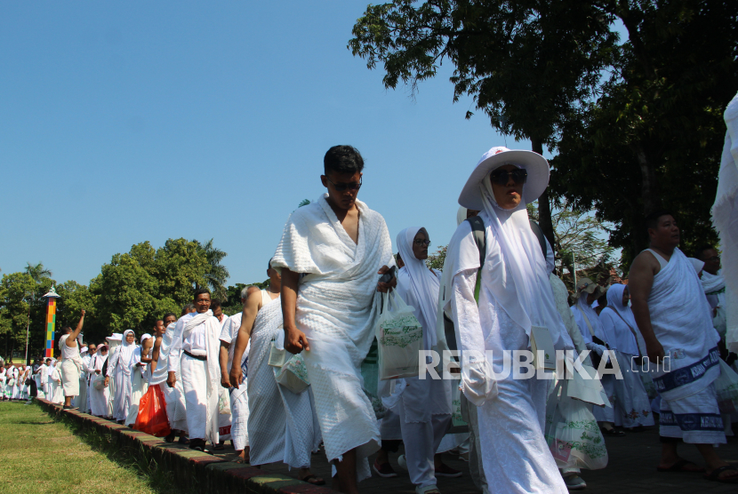 Jamaah calon haji mengikuti manasik.