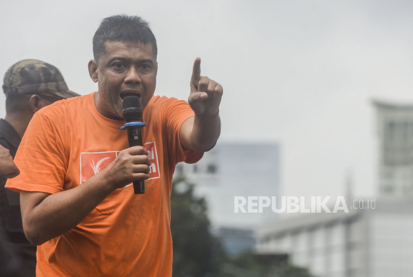 Presiden KSPI Said Iqbal memberikan orasi saat aksi buruh di depan Gedung DPR, Jakarta.