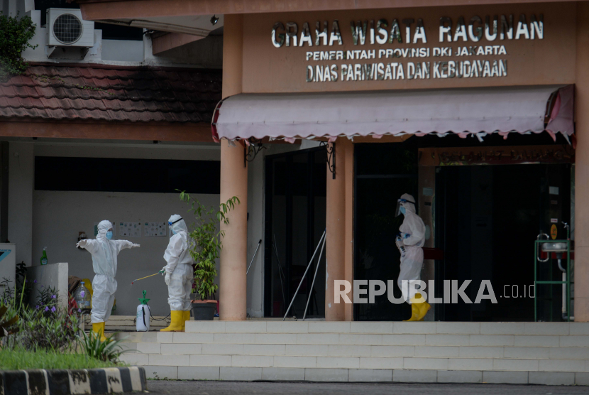 Tenaga kesehatan beraktivitas di tempat isolasi Graha Wisata Ragunan di Jakarta.