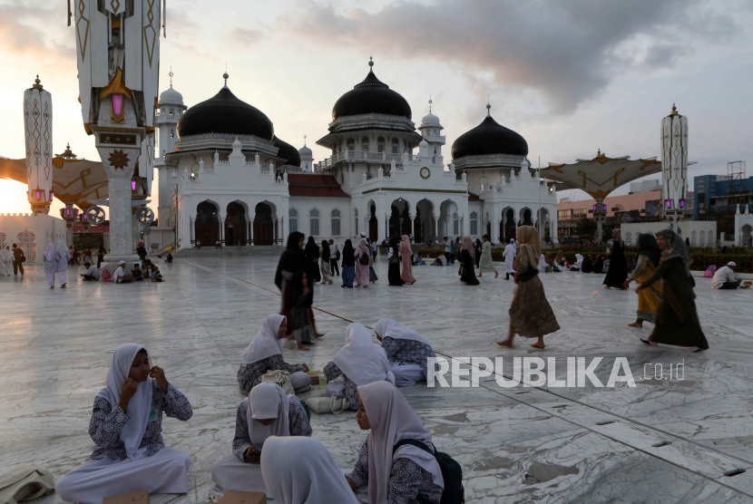  Umat Islam menunggu waktu berbuka puasa di Masjid Raya Baiturrahman, Banda Aceh, Senin (10/4/2023).