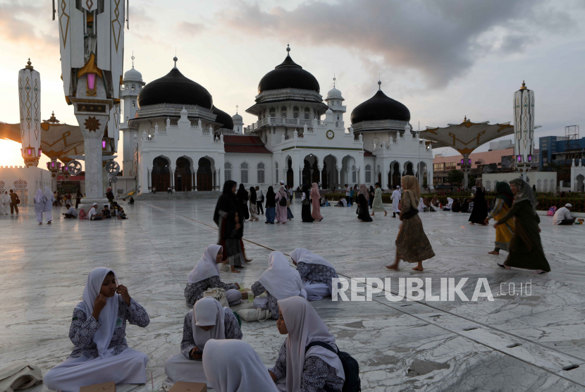 Susasana menjelanh buka puasa di Masjid Raya Baiturrahman, Banda Aceh, Senin (10/4/2023).