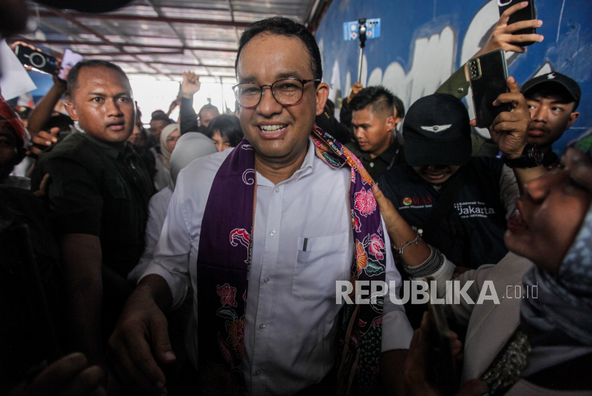 Calon Presiden Anies Baswedan saat melakukan kampanye di kawasan Tanah Merah, Jakarta. Capres Anies memboncengi istrinya dengan motor ke lokasi kampanye di Koja, Jakut.