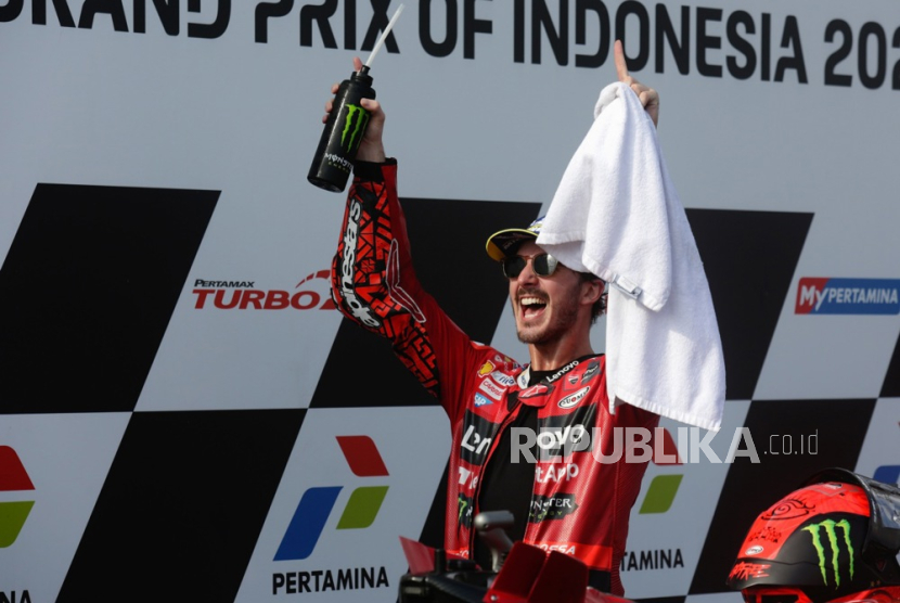 Pembalap MotoGP tim Ducati Lenovo asal Italia, Francesco Bagnaia, yang menjadi juara GP Indonesia di Sirkuit Mandalika, Ahad (15/10/2023).
