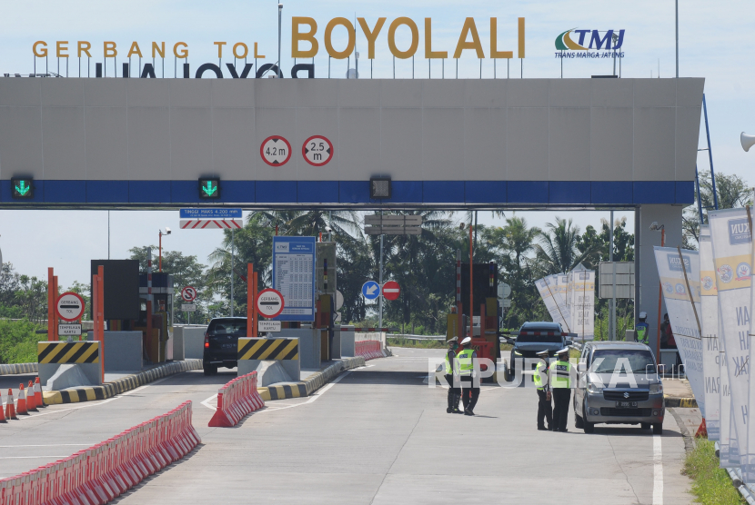 Sejumlah anggota Satlantas Polres Boyolali melakukan pengecekan kepada pengemudi mobil dengan plat nomor luar daerah di Gerbang Tol Boyolali, Jawa Tengah, Selasa (12/5/2020). 