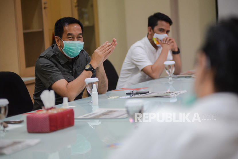 Direktur Utama PT Angkasa Pura II (Persero) Muhammad Awaluddin (kiri) bersama jajaran direksinya berkunjung ke Republika, Jakarta, Kamis (30/7). Dalam kunjungan tersebut membahas tentang strategi Angkasa Pura II dalam menghadapi pandemi sekaligus membahas tentang kampanye safe travel.