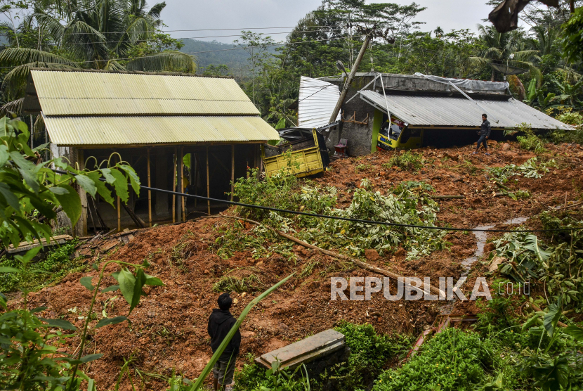 Salah satu peristiwa longsor yang menimbun jalan dan rumah di Kampung Cikidang, Desa Kawitan, Kecamatan Salopa, Kabupaten Tasikmalaya, Jawa Barat. 