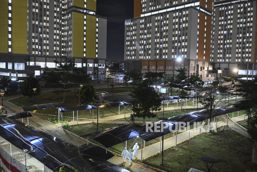 Sejumlah tenaga kesehatan berjalan di selasar Rumah Sakit Darurat COVID-19 (RSDC) Wisma Atlet Kemayoran, Jakarta.