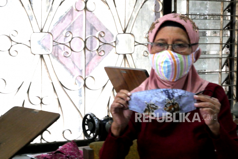 Masker dari kain batik lukis di Seno Batik, Mantrijeron, Yogyakarta, Senin (19/10). Masker kain bisa ditingkatkan keandalannya untuk menangkal virus corona.