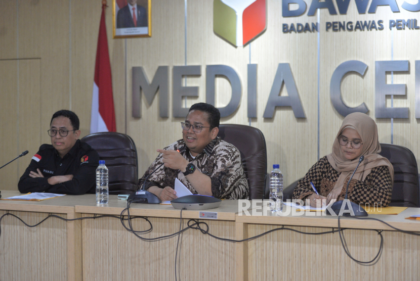 Ketua Bawaslu Rahmat Bagja (tengah) didampingi Anggota Bawaslu Puadi (kiri) dan Lolly Suhenty (kiri) memberikan keterangan terkait isu aktual pada tahapan kampanye di Kantor Bawaslu, Jakarta, Selasa (19/12/2023). 22 hari awasi kampanye, Bawaslu lakukan 90.716 upaya pencegahan, tangani 70 dugaan pelanggaran, 126 dugaan pelanggaran konten internet (siber) terkait Pemilu, dan menyelesaikan 13 sengketa proses antar-peserta Pemilu.