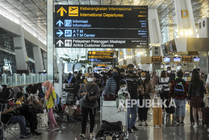 Calon penumpang saat akan memasuki ruang tunggu keberangkatan di Terminal 3 Bandara Soekarno Hatta, Tangerang, Banten, Jumat (29/4/2022). Tiga hari menjelang Lebaran, Bandara Soekarno Hatta masih ramai dari pemudik dan diprediksikan terdapat sekitar 136.789 penumpang yang berangkat ataupun tiba di bandara tersebut selama masa puncak arus mudik. Republika/Putra M. Akbar