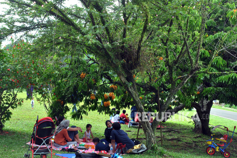 Sejumlah warga berkumpul dan makan bersama di Kebun Raya Bogor, Jawa Barat (ilustrasi) 