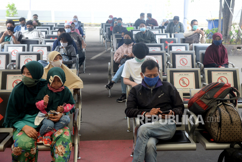 Sejumlah calon penumpang kereta jarak jauh menunggu hasil Rapid Test di Stasiun Senen, Jakarta, Senin (21/12). Mulai Selasa 22 Desember 2020 hingga 8 Januari 2021, pelanggan KA Jarak Jauh di Pulau Jawa diharuskan untuk menunjukkan hasil Rapid Test Antigen yang negatif sebagai syarat untuk naik Kereta Api. Aturan tersebut sesuai dengan Surat Edaran Satgas Penanganan Covid-19 No 3 Th 2020 tentang Protokol Kesehatan Perjalanan Orang Selama Libur Hari Raya Natal dan Menyambut Tahun Baru 2021 dalam Masa Pandemi Covid-19 dan Surat Edaran Kemenhub No 23 Th 2020 tentang Petunjuk Pelaksanaan Perjalanan Orang dengan Transportasi Perkeretaapian Selama Masa Natal Tahun 2020 dan Tahun Baru 2021 dalam Masa Pandemi Covid-19.Prayogi/Republika.