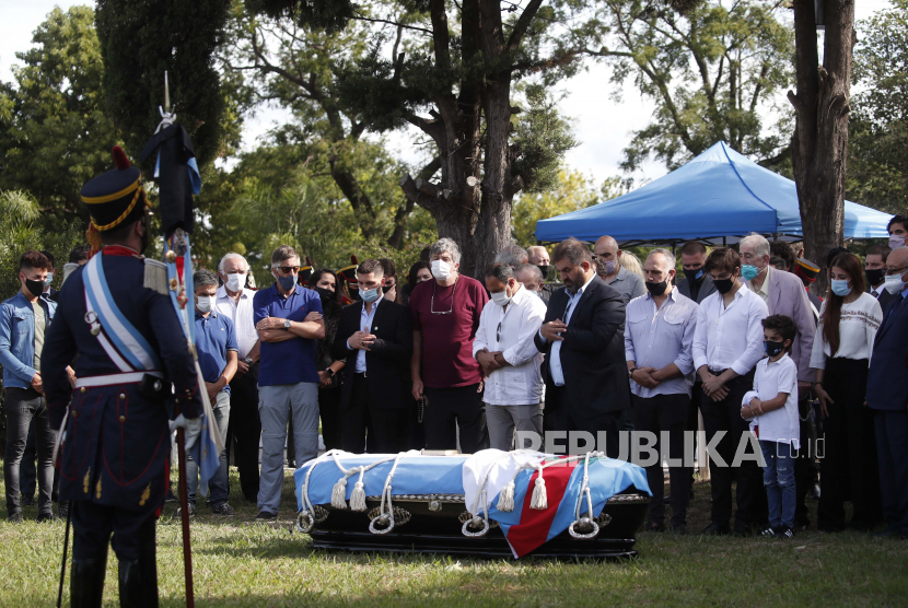  Keluarga mantan Presiden Argentina Carlos Menem berduka saat pemakamannya di Pemakaman Islam di San Justo, Argentina, Senin (15/2).