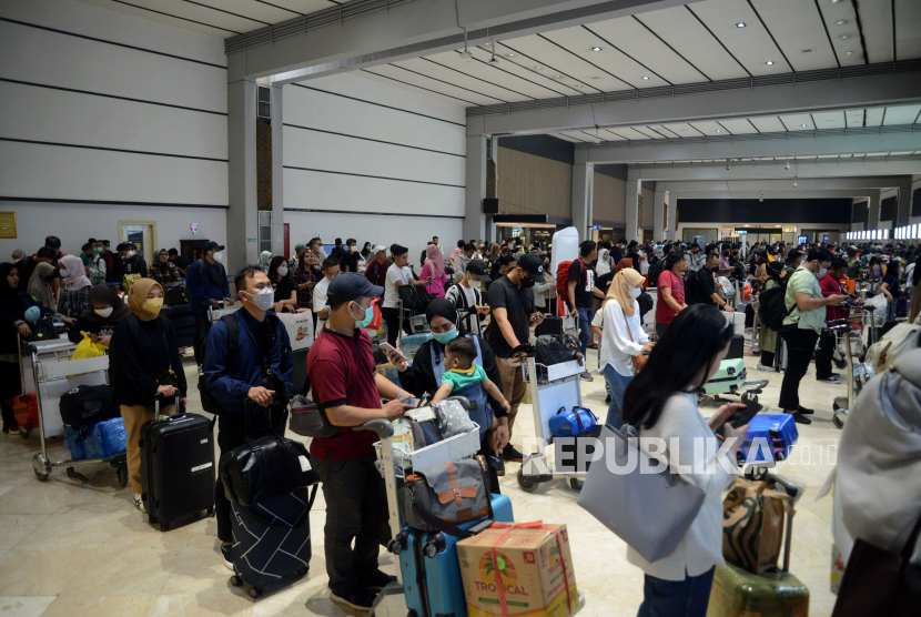 Calon penumpang pesawat antre untuk check in di Terminal 2 Bandara Sekarno Hatta, Kota Tangerang, Banten, Kamis (20/4/2023).